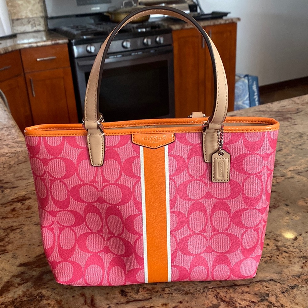 Coach bag. Never worn. 100 % leather. Pink